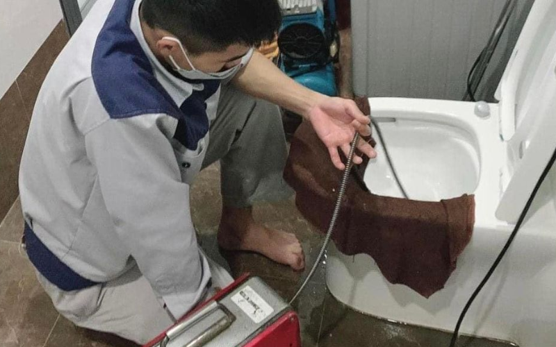 Mẹo thông bồn cầu bị nghẹt bằng nước nóng