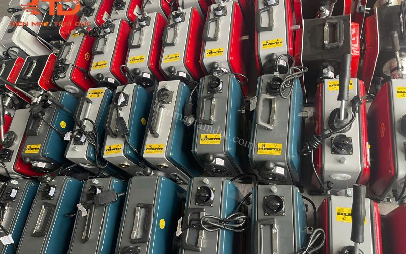 So sánh thông cống máy lò xo và áp lực cao