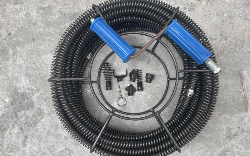 thông cống nghẹt bằng máy lò xo