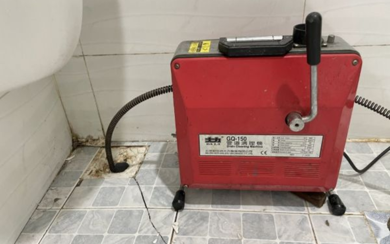 thông cống nghẹt bằng máy lò xo